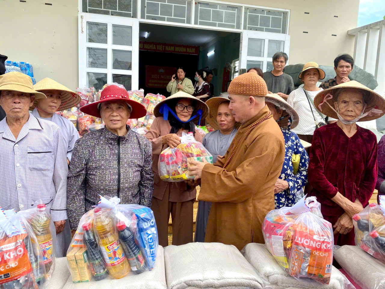 Chùa Minh Đạo Phát quà từ thiện tại Phường Quy Nhơn Đông.